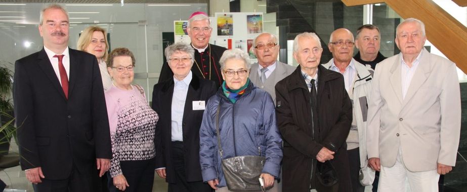Die polnischen Gäste der Caritas Fulda mit ihren Betreuerinnen und Diözesan-Caritasdirektor Dr. Markus Juch (vorne li.)  im Generalvikariat bei Weihbischof Diez (Fünfter v. li).